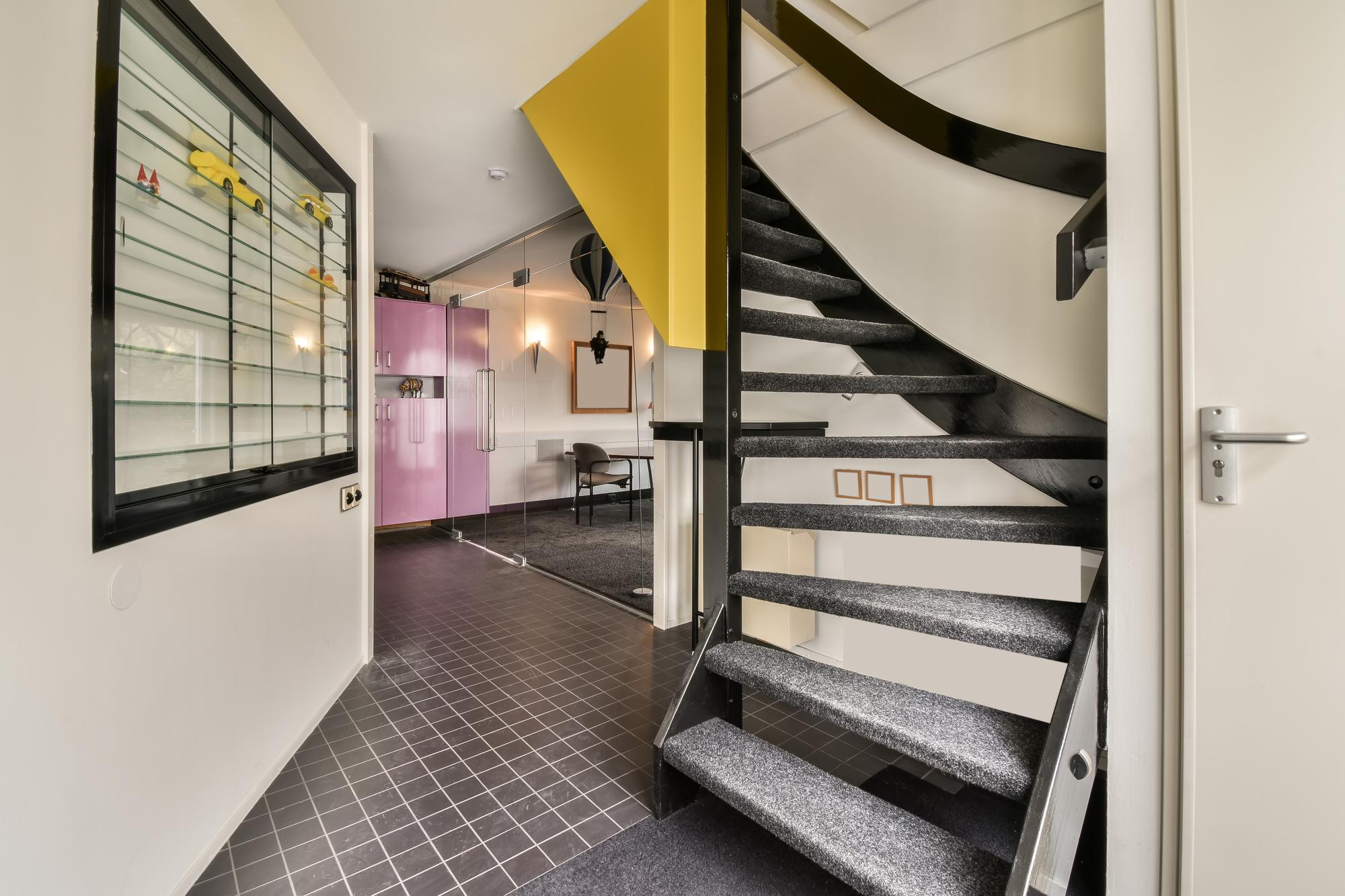 scară de bloc modernă, vedere apartament
